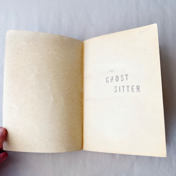 The Ghost Sitter by Peni R. Griffin 2002 Paperback - Picture 3 of 5